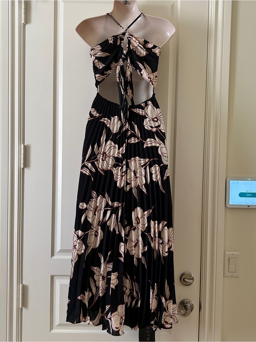 ASTR The Label Gorgeous Black And Tan Blythe Plisse Midi Dress Size L, NWT - Picture 6 of 9
